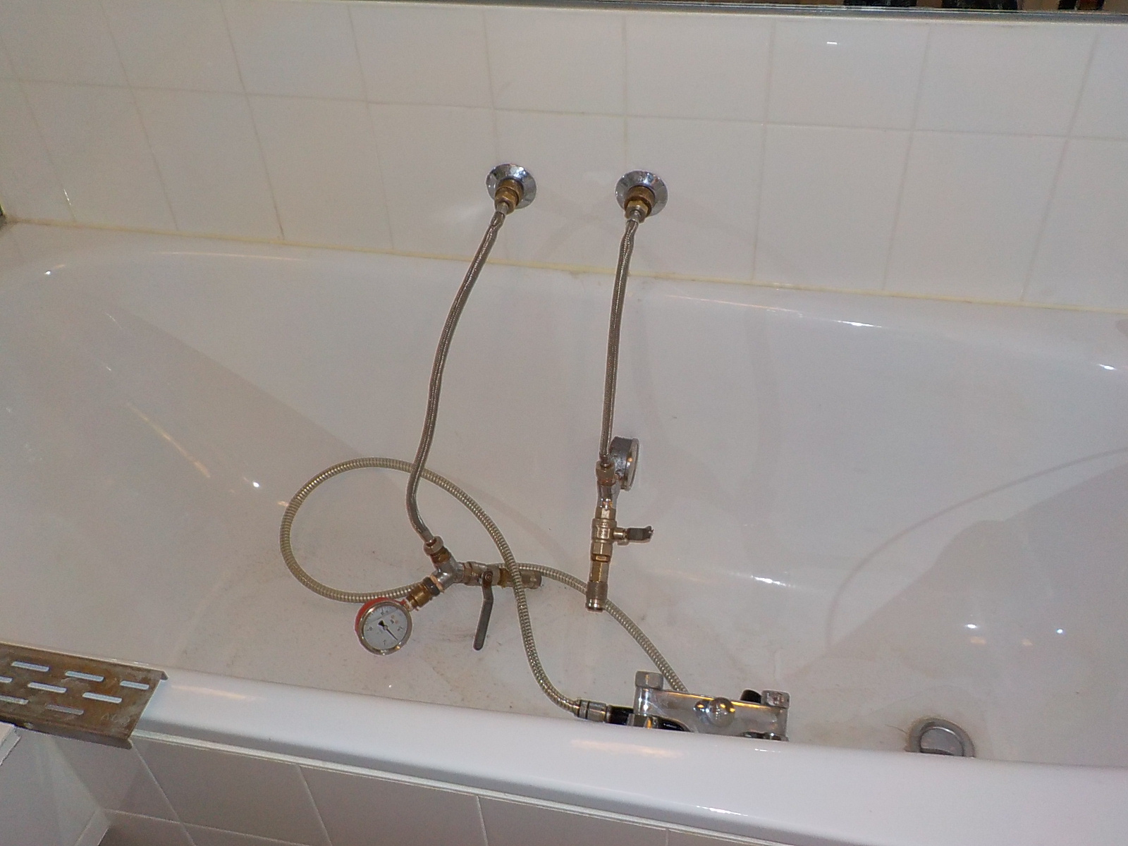 We kunnen een drukproeftest doen op een ligbad met warm en koud water.
